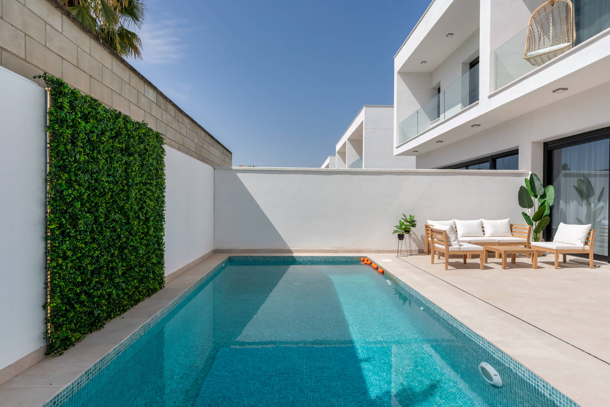 diseño patio exterior con piscina