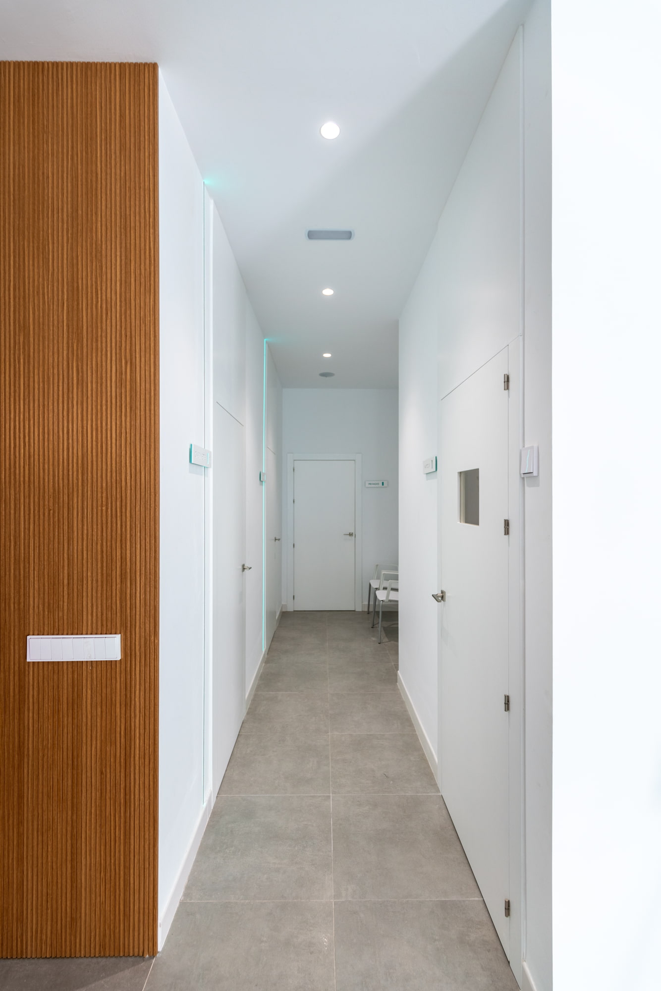 interiorismo minimalista clinica